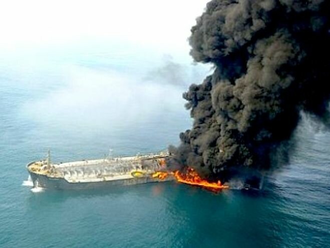 Пожар вспыхнул на российском танкере у Канарских островов