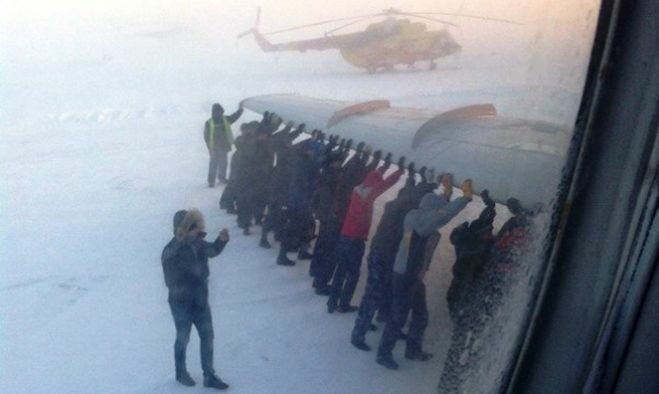 Пассажирам пришлось толкать самолет, чтобы вылететь в Красноярск
