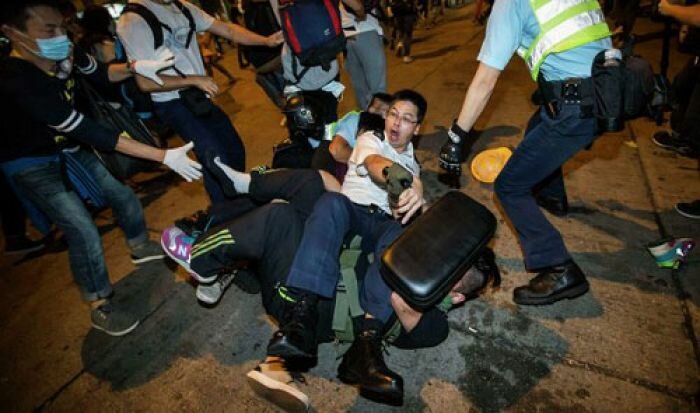 Более 100 человек задержаны во время расчищения баррикад в Гонконге