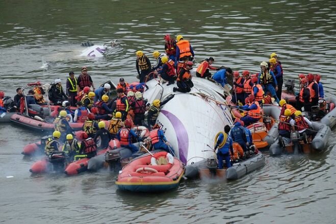 На Тайване в реку упал пассажирский самолет