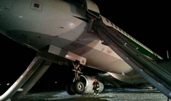 В Риме благополучно приземлился самолет со сломанным шасси