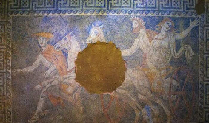 Уникальная мозаика обнаружена в захоронении Амфиполя в Греции