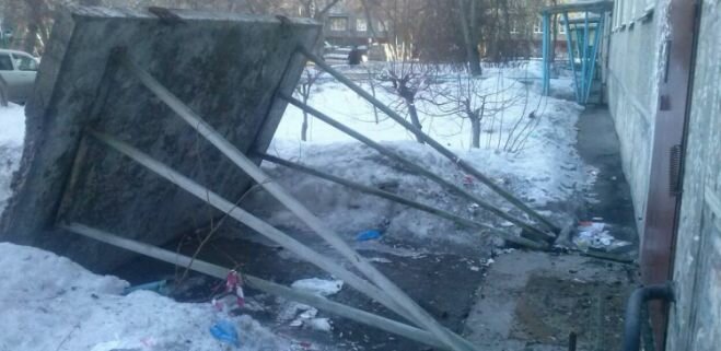 В центре Омска обрушился козырек подъезда жилого дома