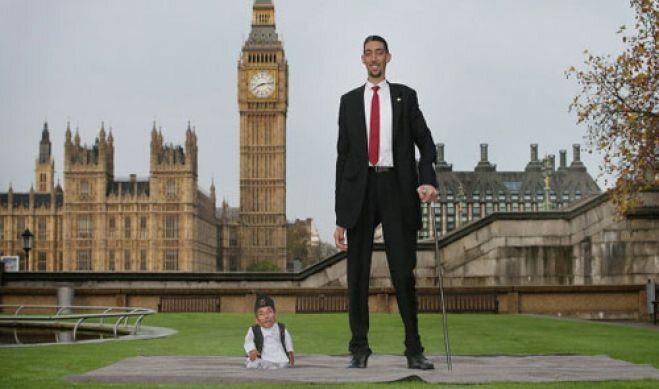 Самый высокий и самый низкий мужчины в мире впервые встретились