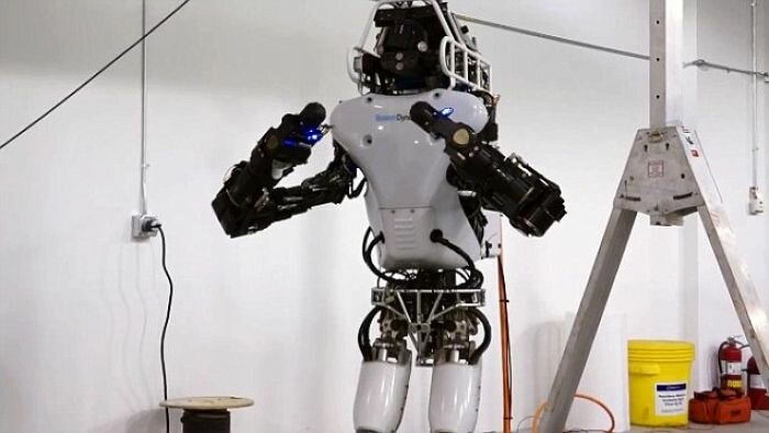 Новая версия робота-гуманоида Atlas может гулять по сугробам