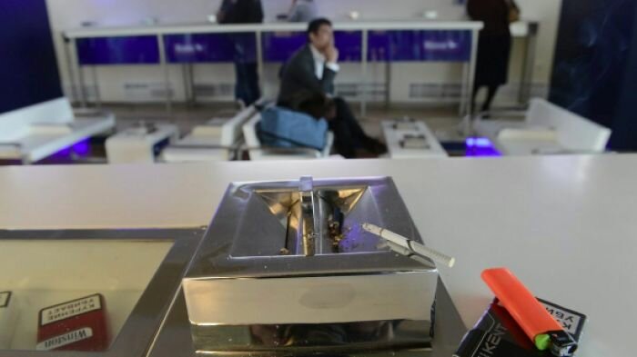 Депутаты хотят разрешить курить в аэропортах и поездах
