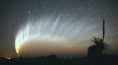 Эффектный хвост кометы Макнот
