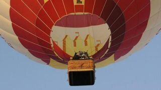 Воздушный шар с туристами ветром унесло в горы Египта
